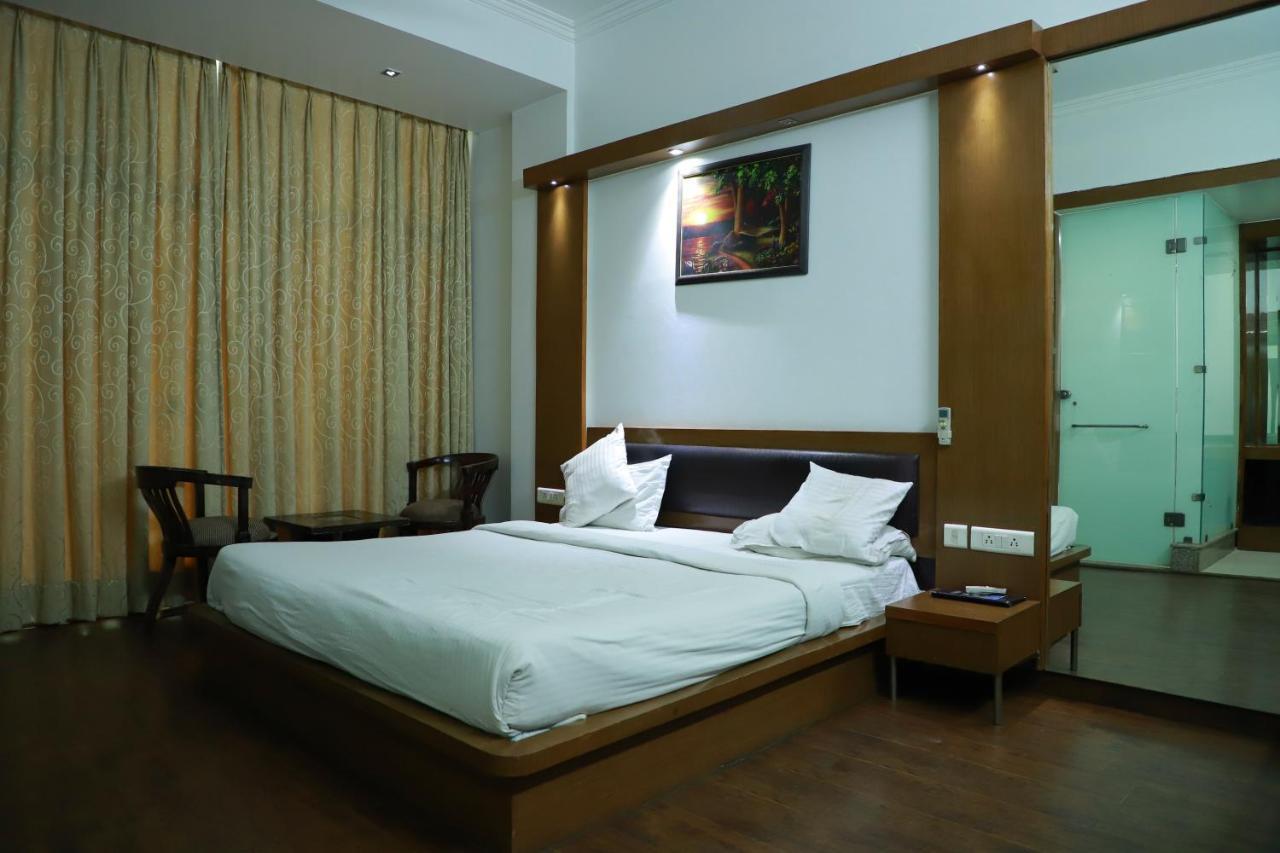 Hotel Parth Inn Ghaziabad Bagian luar foto
