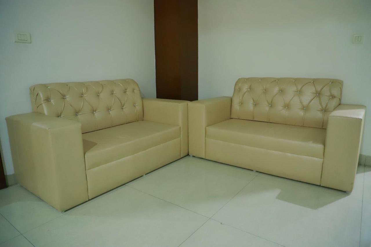 Hotel Parth Inn Ghaziabad Bagian luar foto