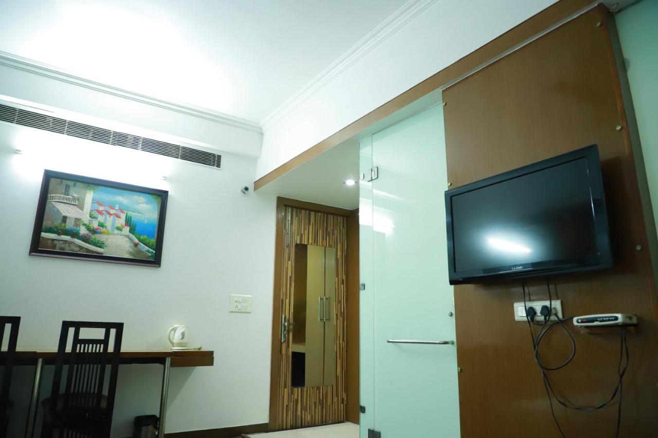 Hotel Parth Inn Ghaziabad Bagian luar foto