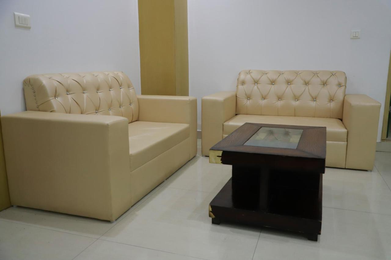 Hotel Parth Inn Ghaziabad Bagian luar foto