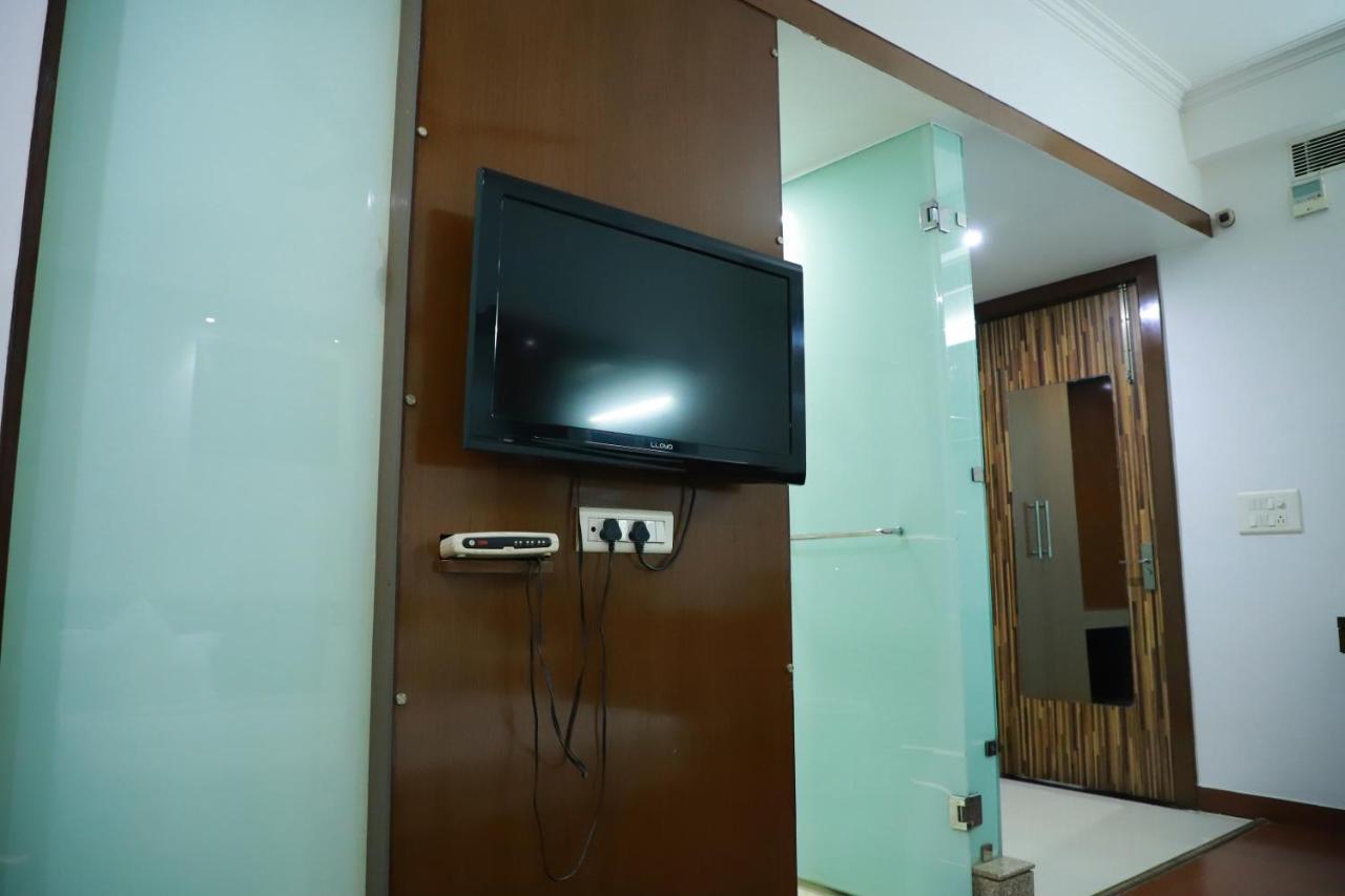 Hotel Parth Inn Ghaziabad Bagian luar foto