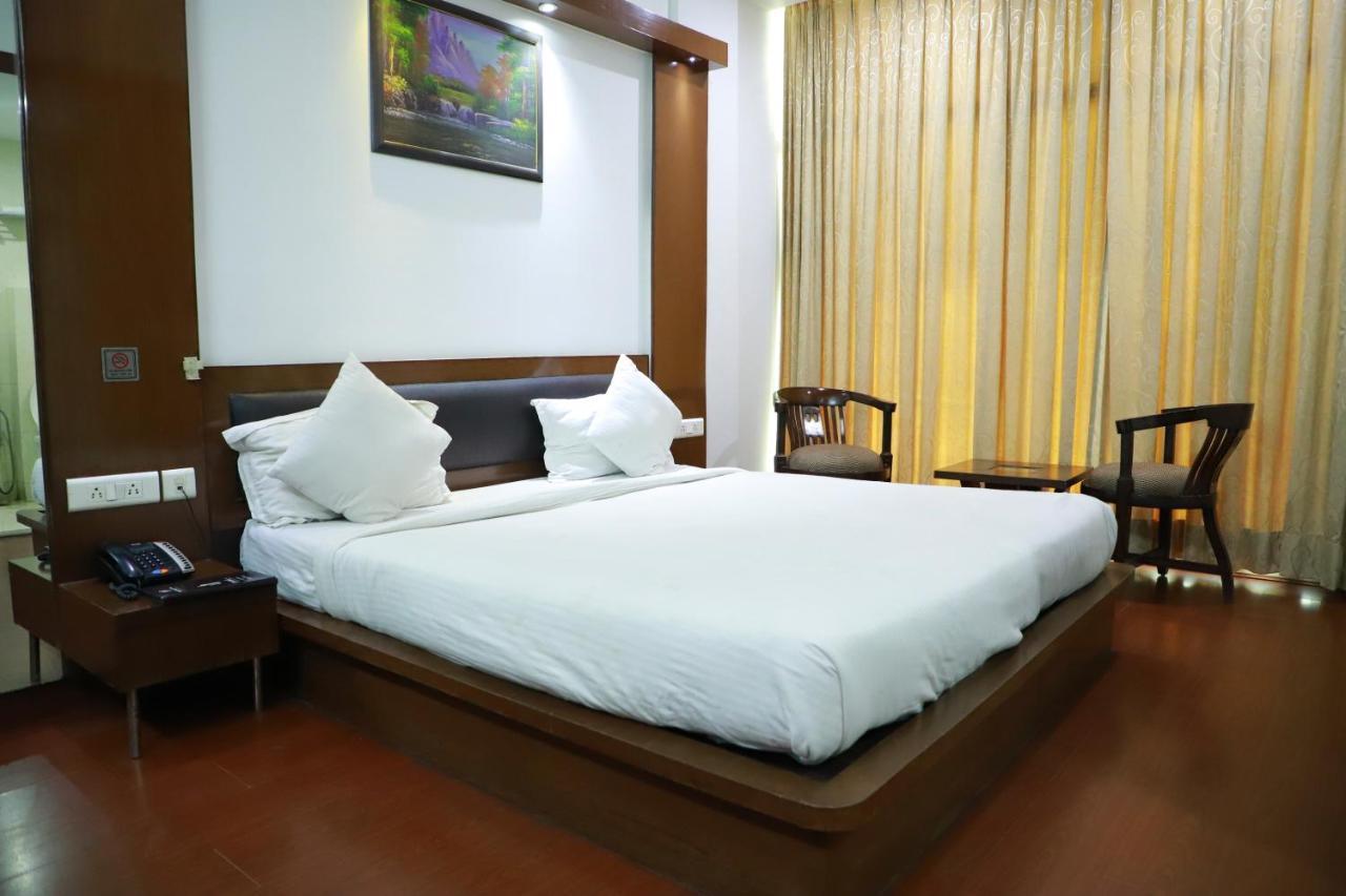 Hotel Parth Inn Ghaziabad Bagian luar foto