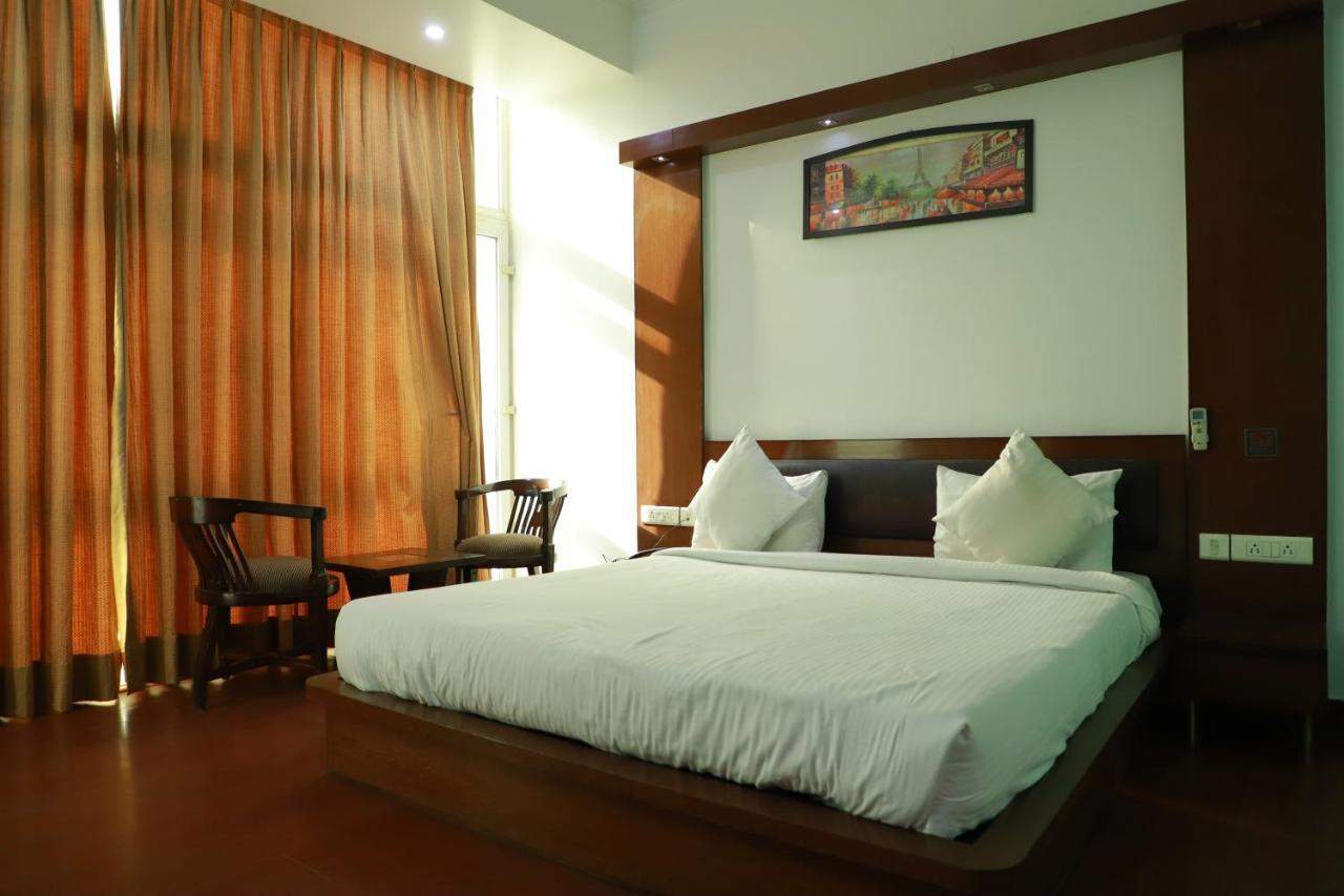 Hotel Parth Inn Ghaziabad Bagian luar foto