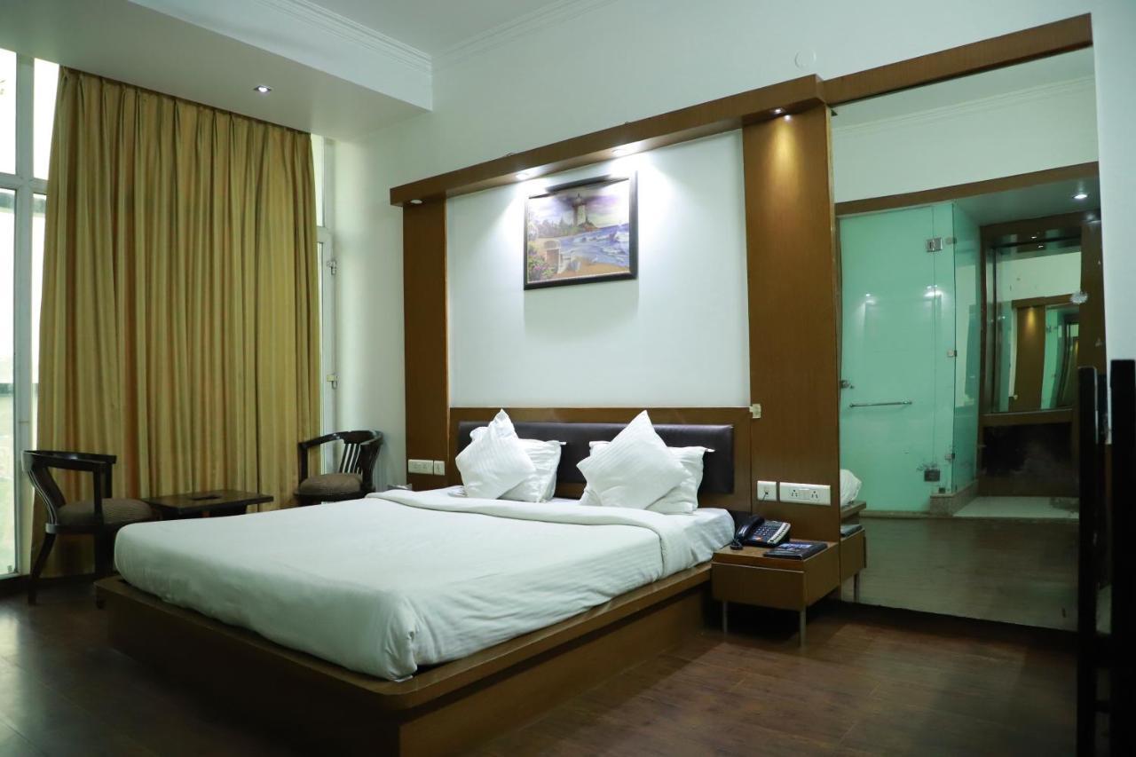 Hotel Parth Inn Ghaziabad Bagian luar foto