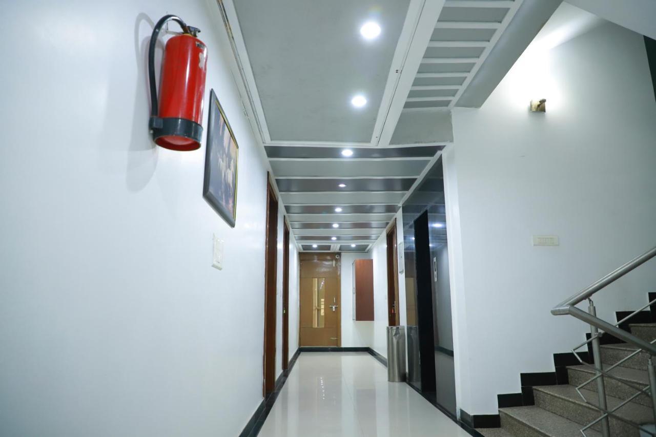 Hotel Parth Inn Ghaziabad Bagian luar foto