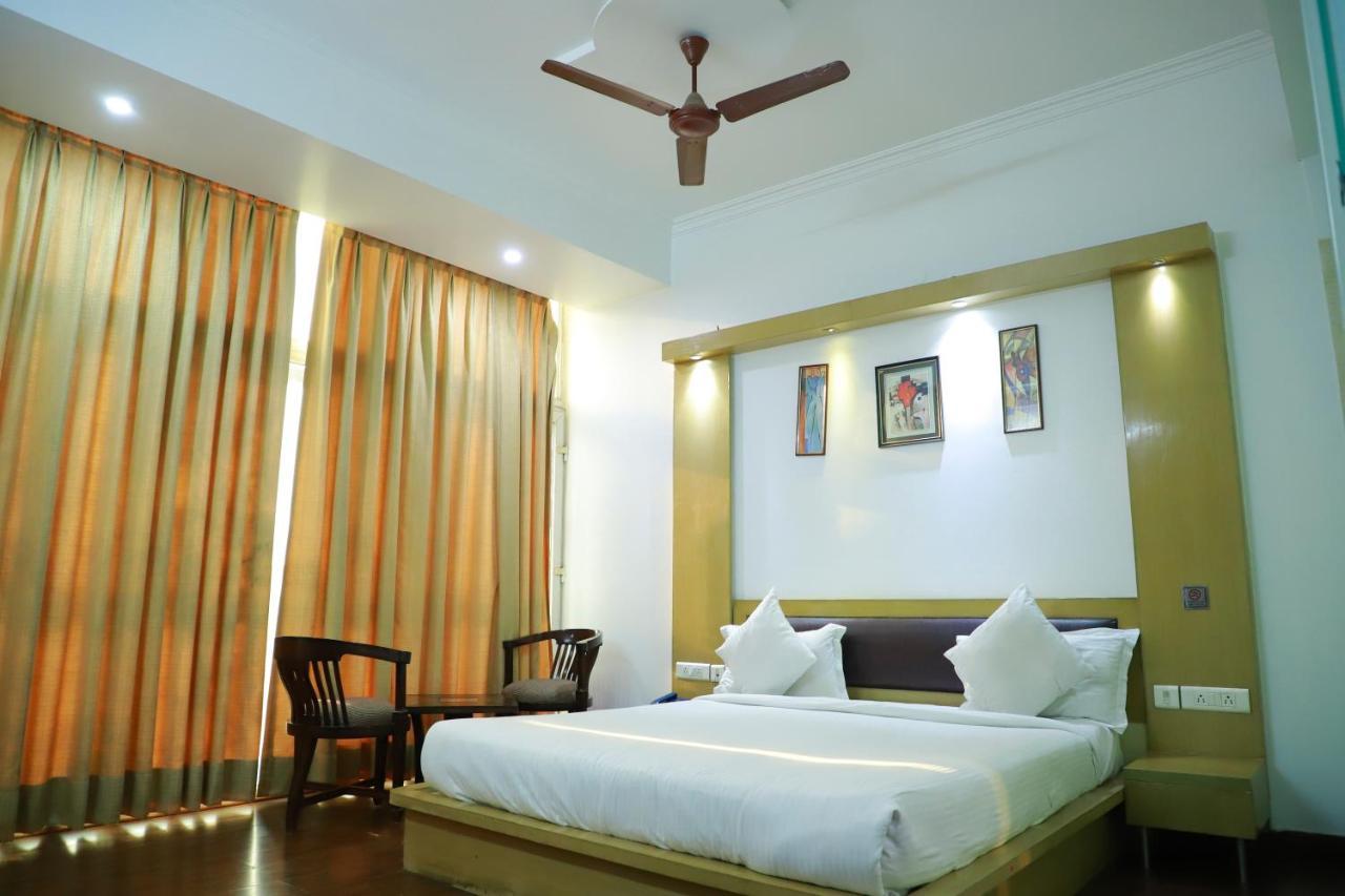 Hotel Parth Inn Ghaziabad Bagian luar foto