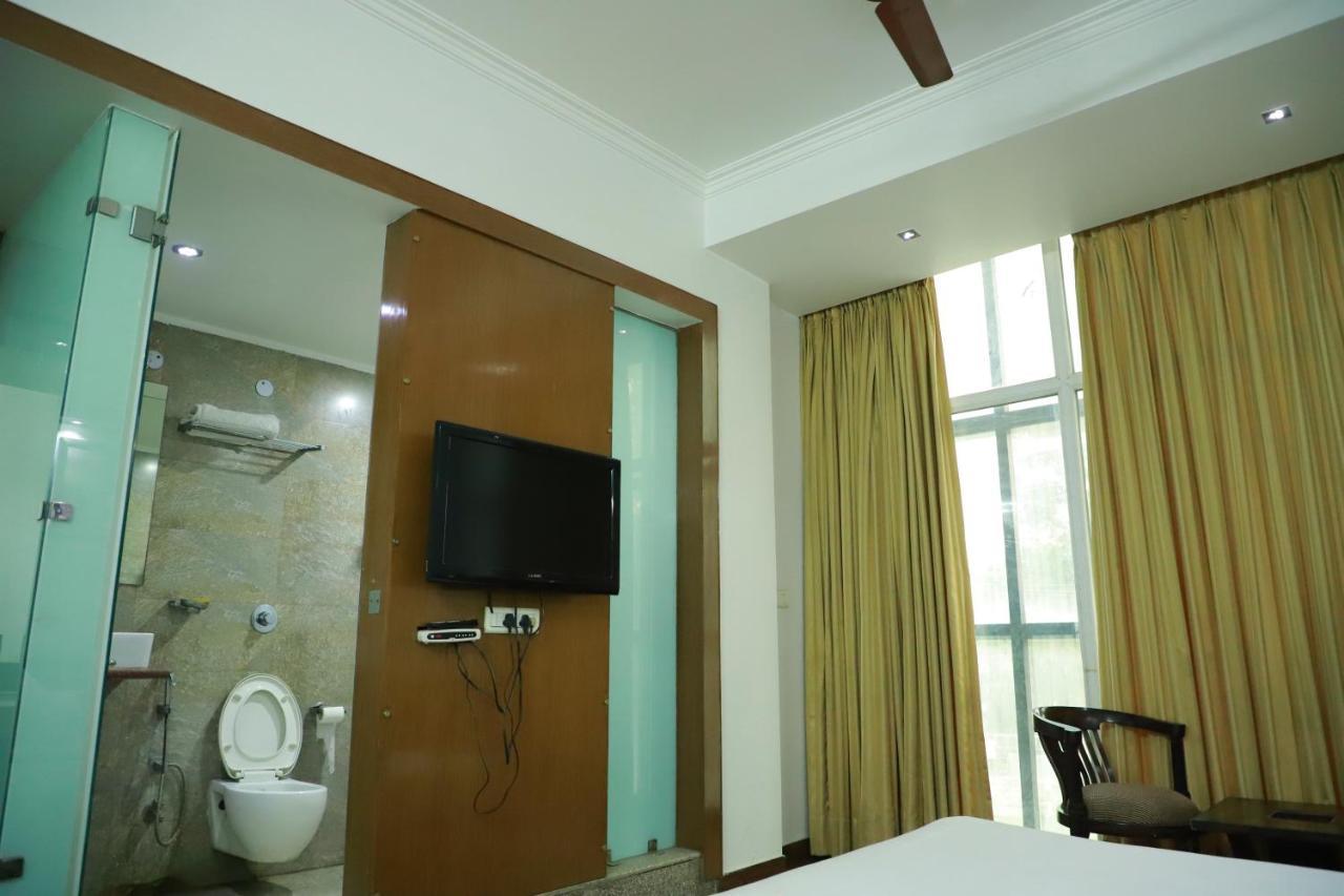Hotel Parth Inn Ghaziabad Bagian luar foto
