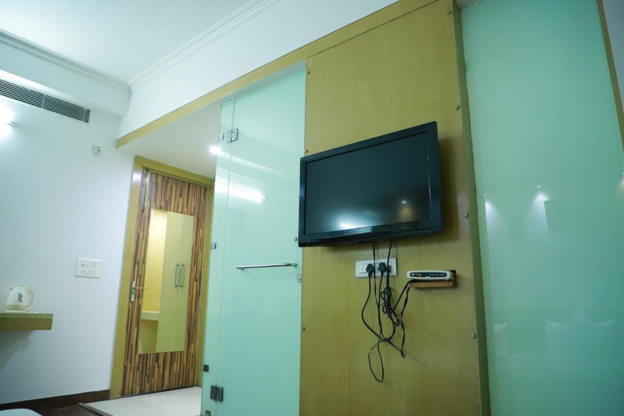 Hotel Parth Inn Ghaziabad Bagian luar foto