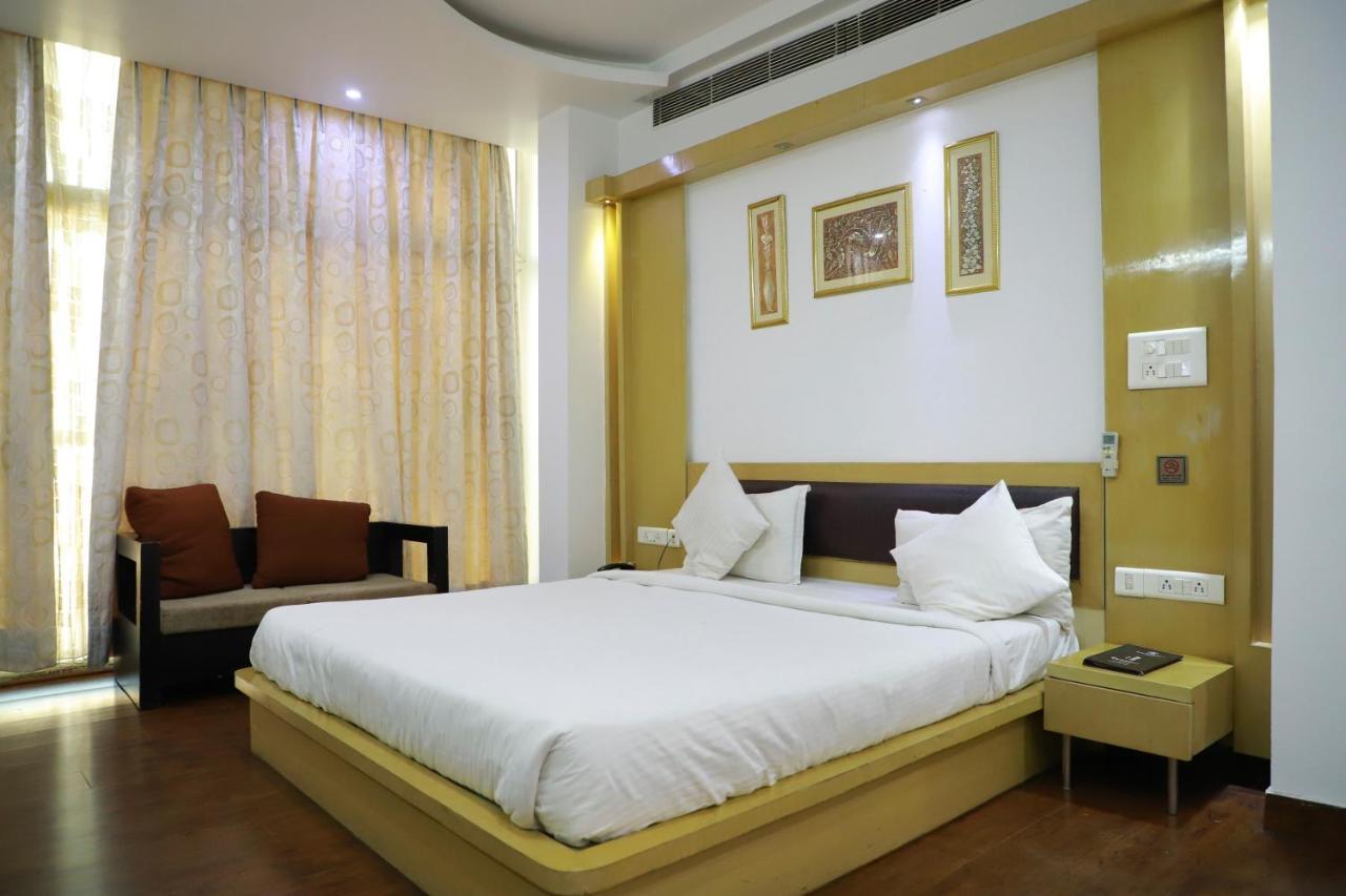 Hotel Parth Inn Ghaziabad Bagian luar foto
