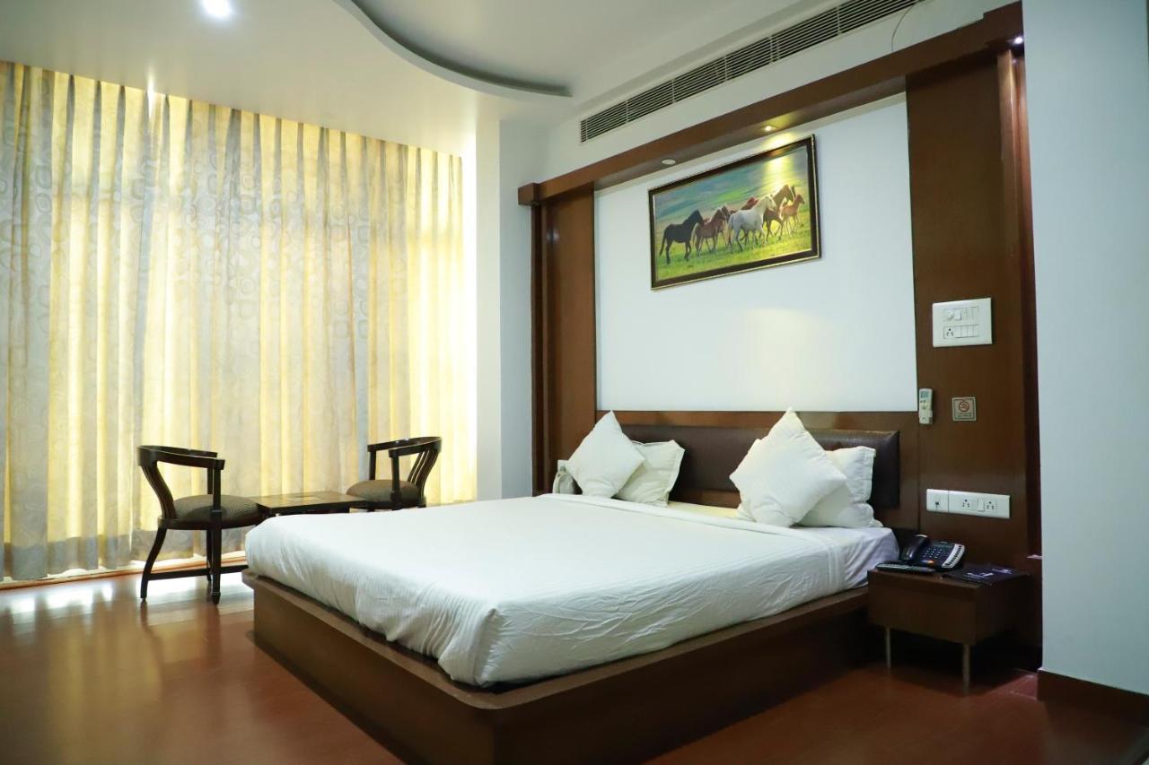 Hotel Parth Inn Ghaziabad Bagian luar foto