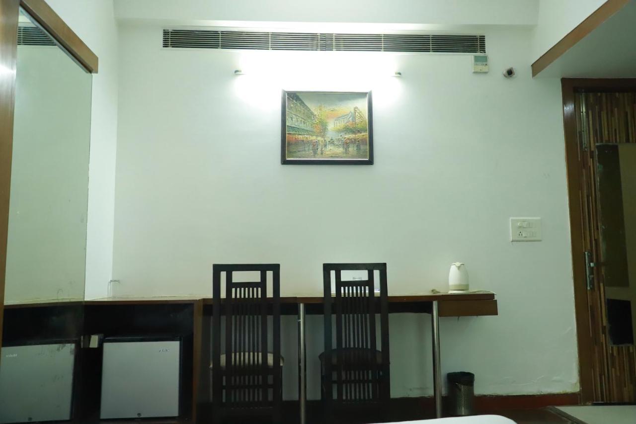 Hotel Parth Inn Ghaziabad Bagian luar foto