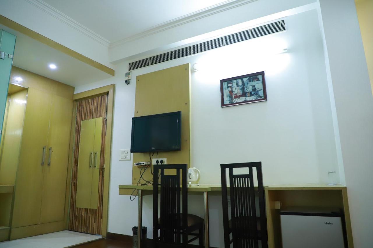 Hotel Parth Inn Ghaziabad Bagian luar foto