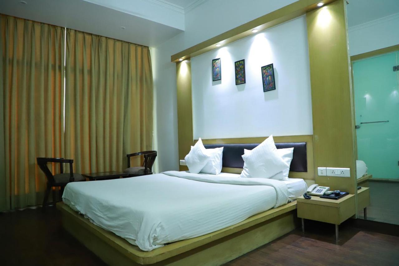 Hotel Parth Inn Ghaziabad Bagian luar foto