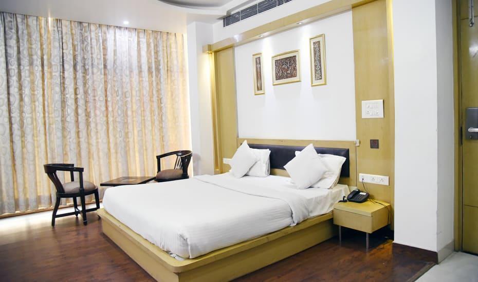 Hotel Parth Inn Ghaziabad Bagian luar foto