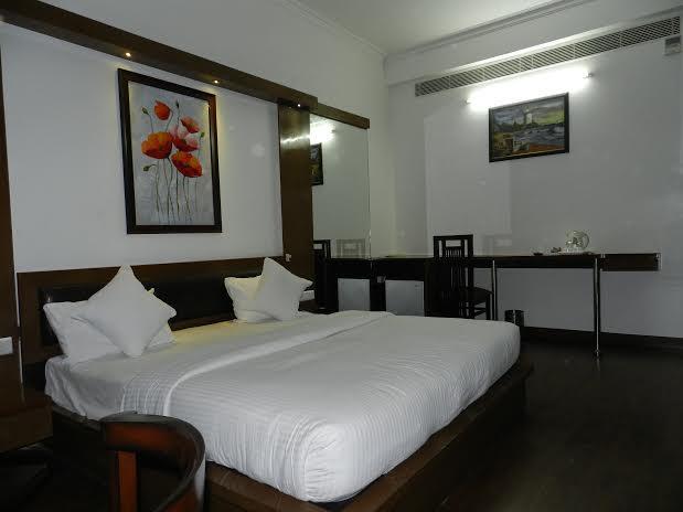 Hotel Parth Inn Ghaziabad Bagian luar foto