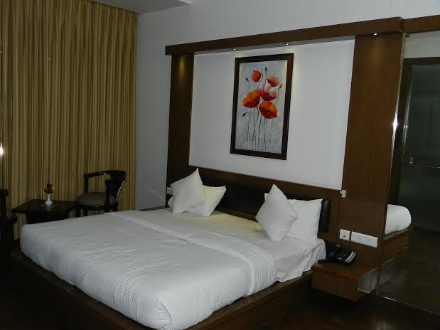 Hotel Parth Inn Ghaziabad Bagian luar foto