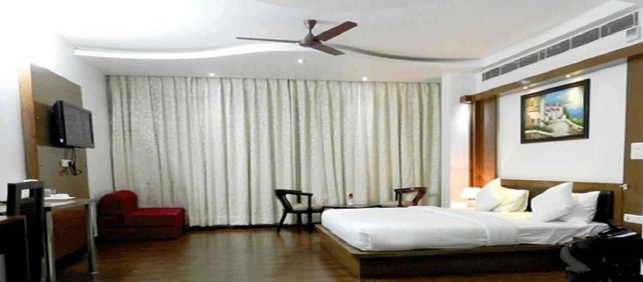 Hotel Parth Inn Ghaziabad Bagian luar foto