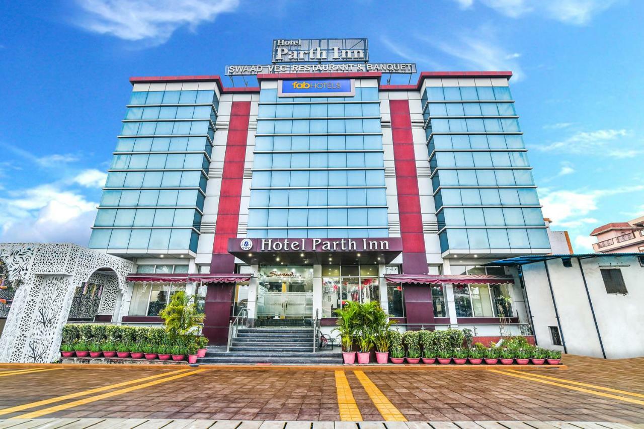 Hotel Parth Inn Ghaziabad Bagian luar foto