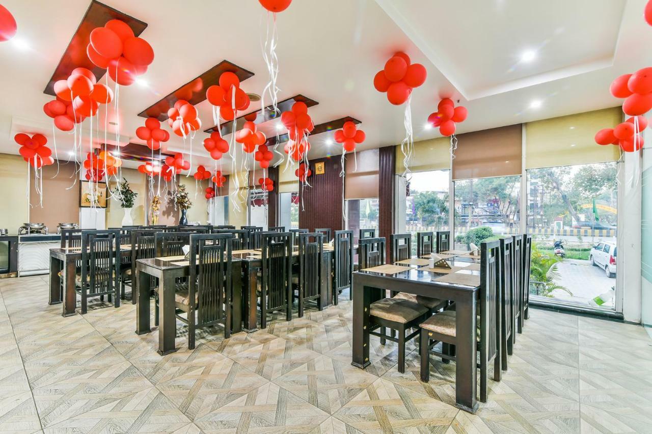 Hotel Parth Inn Ghaziabad Bagian luar foto