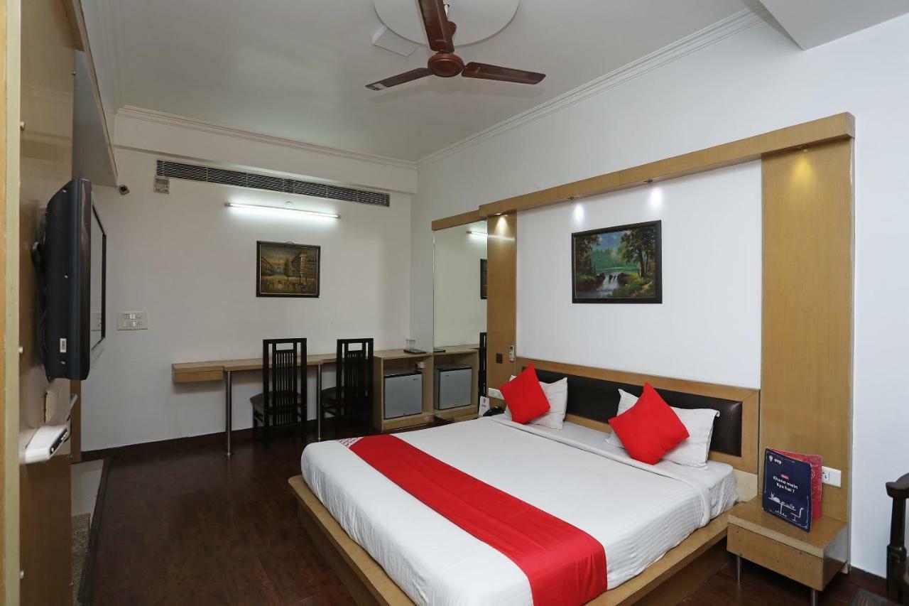 Hotel Parth Inn Ghaziabad Bagian luar foto